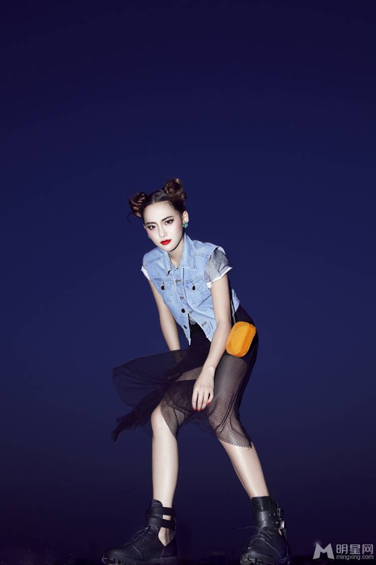 内地女星张嘉倪俏皮夏日风情秀