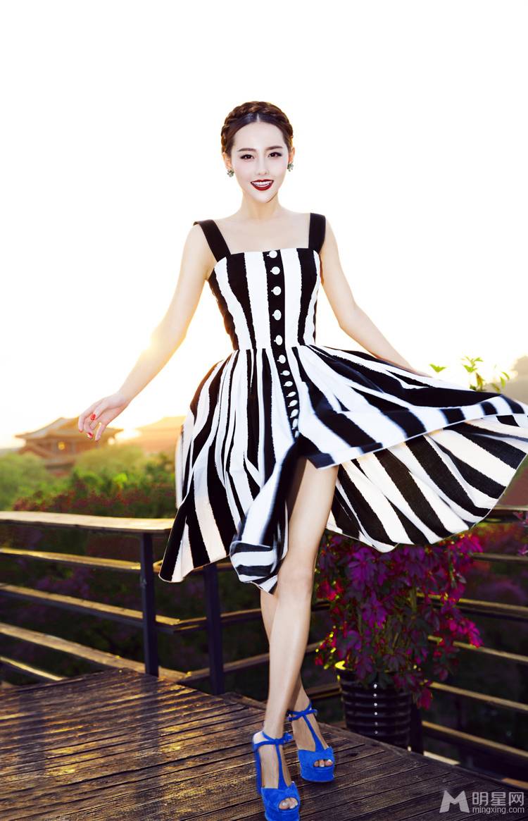 内地女星张嘉倪俏皮夏日风情秀