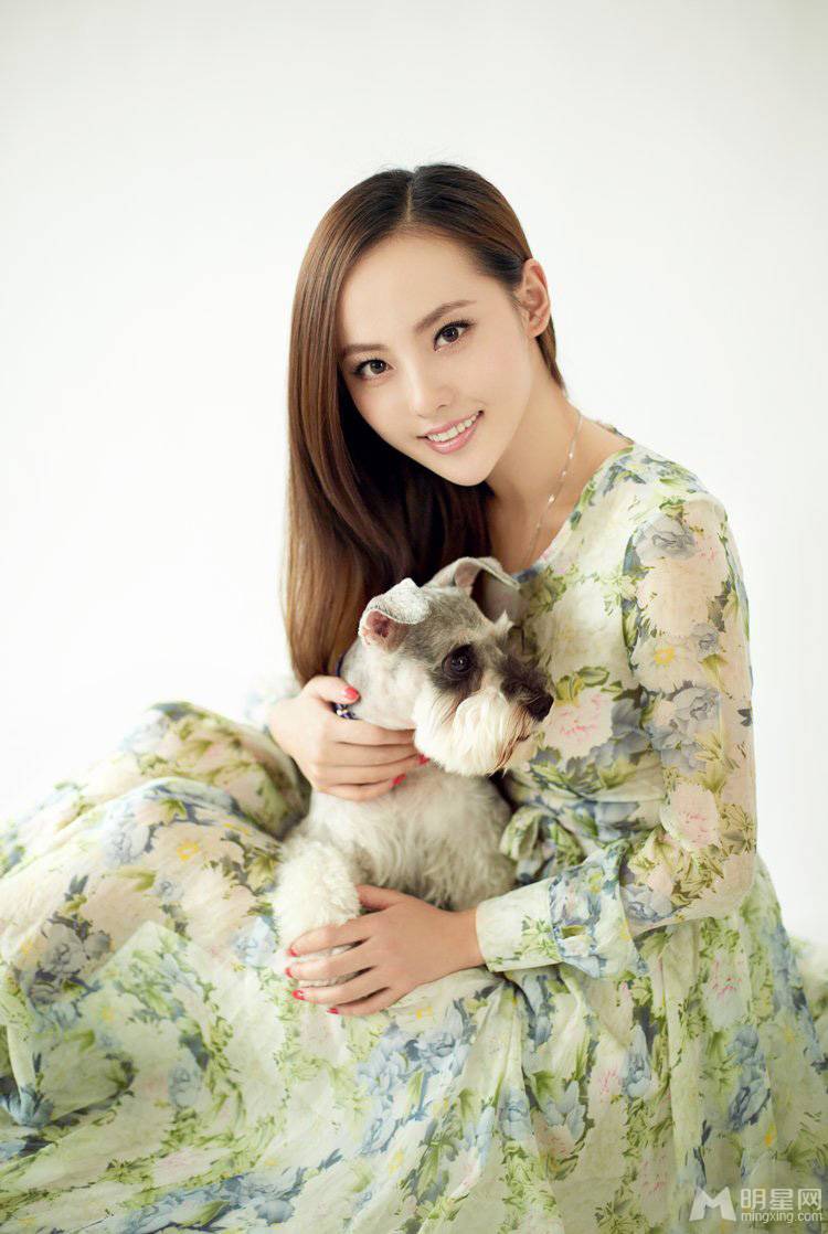 张嘉倪清纯迷人宠物写真