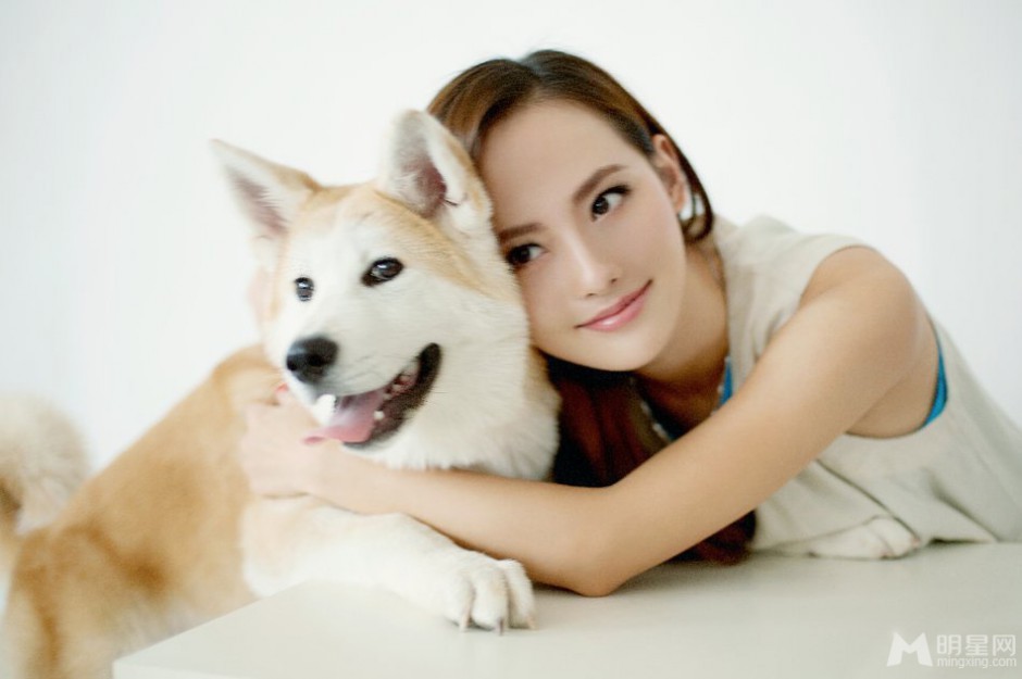 张嘉倪清纯迷人宠物写真