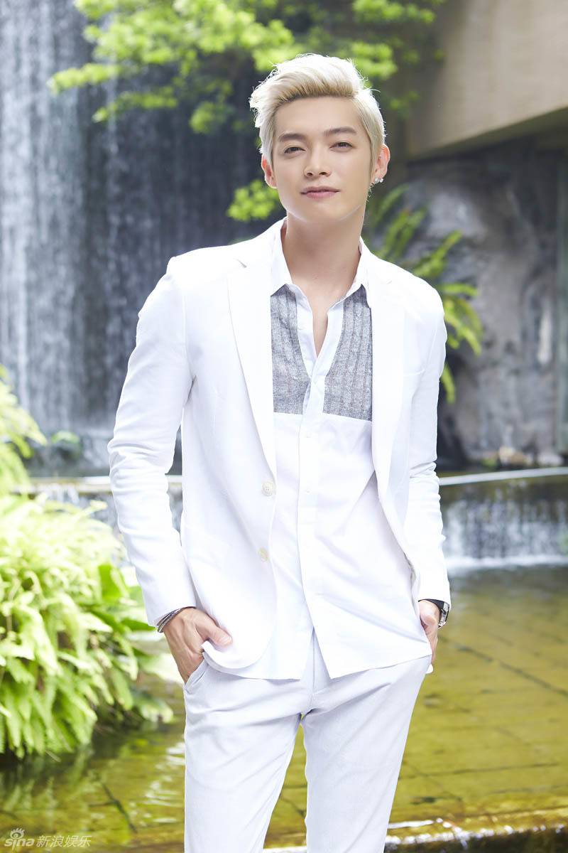 辰亦儒白色西装温暖笑容抚慰人心