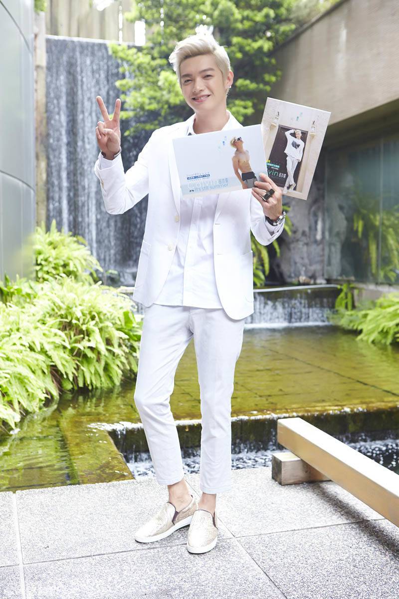 辰亦儒白色西装温暖笑容抚慰人心