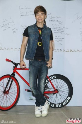 飞轮海成员辰亦儒帅气活动照