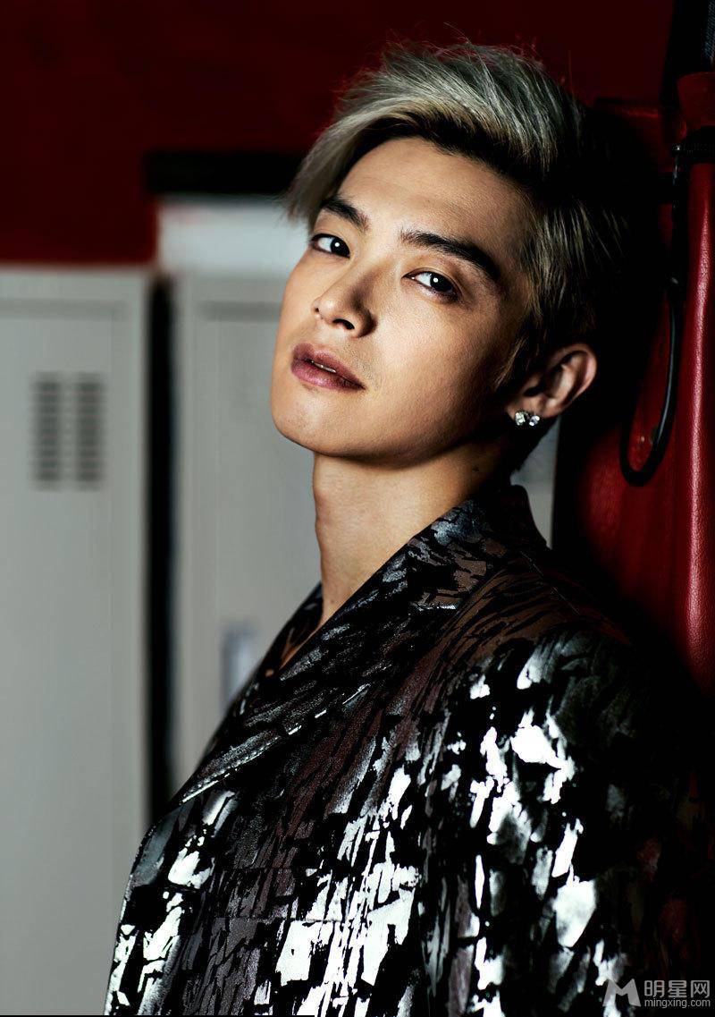 台湾帅气型男辰亦儒时尚迷人写真