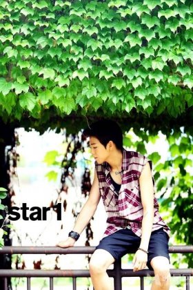 李玹雨尽展阳光帅气迷人户外写真照