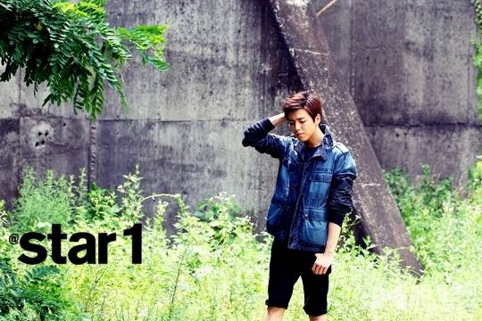 李玹雨尽展阳光帅气迷人户外写真照