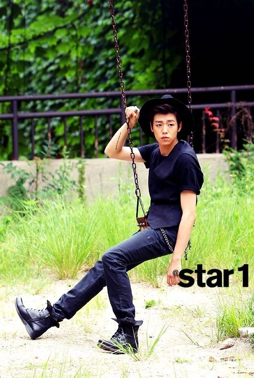 李玹雨尽展阳光帅气迷人户外写真照