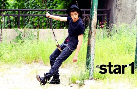 李玹雨尽展阳光帅气迷人户外写真照