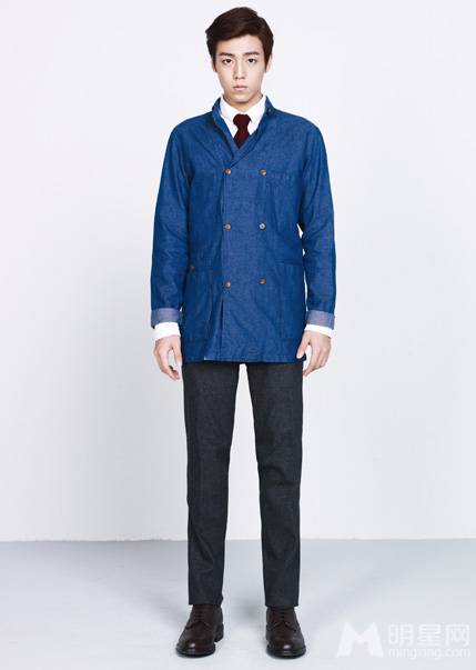 韩星李玹雨诠释男人绅士风度