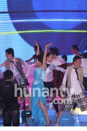 阿朵金鹰节梦露装搭档毕福剑热舞火辣抢眼