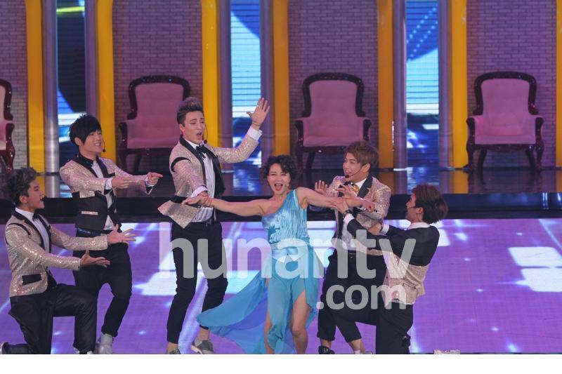 阿朵金鹰节梦露装搭档毕福剑热舞火辣抢眼