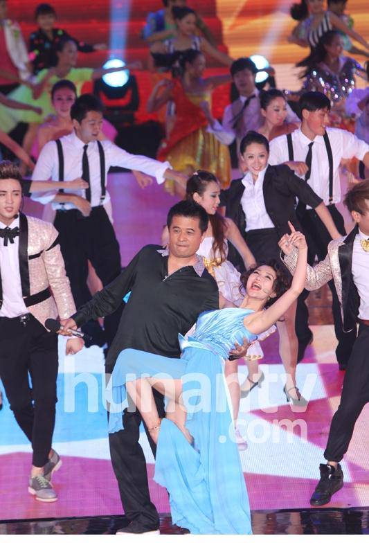 阿朵金鹰节梦露装搭档毕福剑热舞火辣抢眼