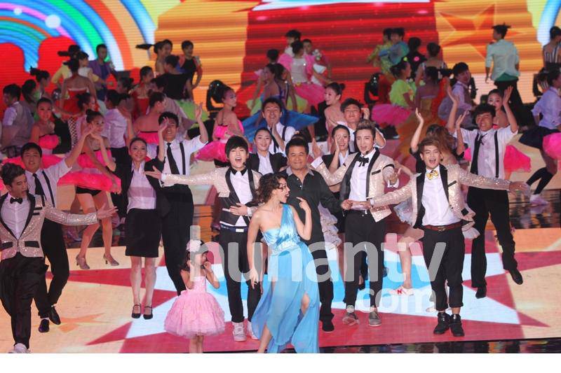 阿朵金鹰节梦露装搭档毕福剑热舞火辣抢眼