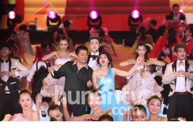 阿朵金鹰节梦露装搭档毕福剑热舞火辣抢眼