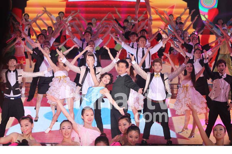 阿朵金鹰节梦露装搭档毕福剑热舞火辣抢眼