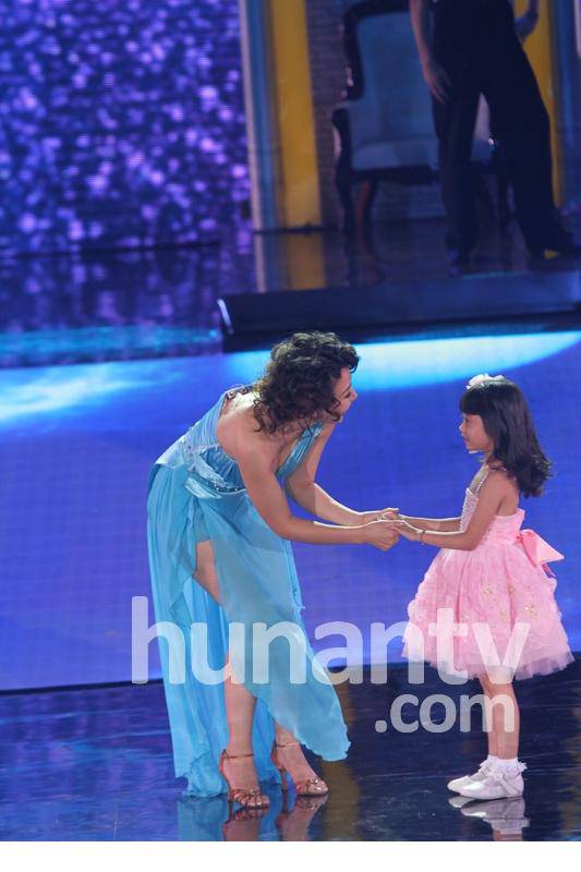 阿朵金鹰节梦露装搭档毕福剑热舞火辣抢眼