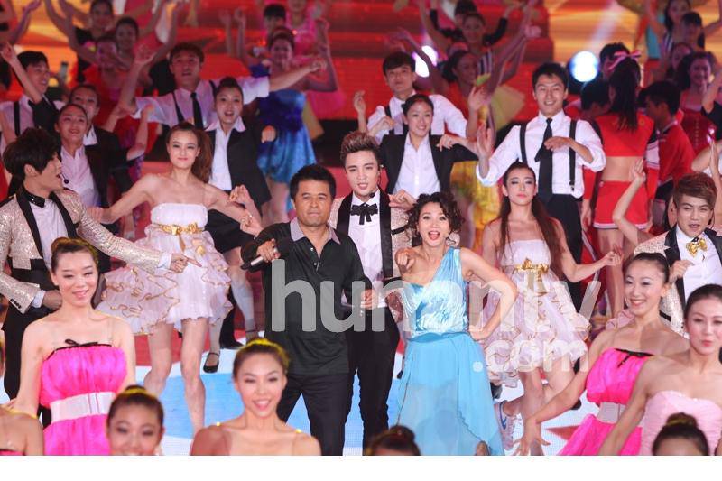 阿朵金鹰节梦露装搭档毕福剑热舞火辣抢眼