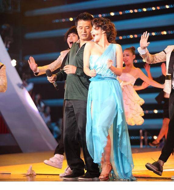 阿朵金鹰节梦露装搭档毕福剑热舞火辣抢眼