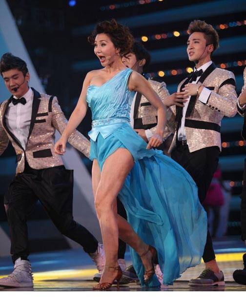 阿朵金鹰节梦露装搭档毕福剑热舞火辣抢眼