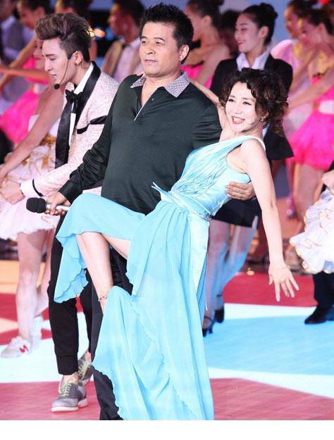 阿朵金鹰节梦露装搭档毕福剑热舞火辣抢眼