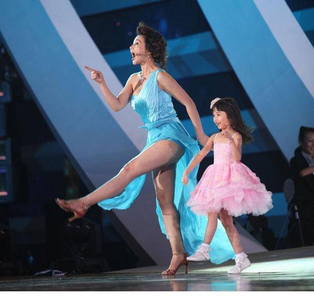 阿朵金鹰节梦露装搭档毕福剑热舞火辣抢眼