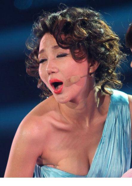 阿朵金鹰节梦露装搭档毕福剑热舞火辣抢眼