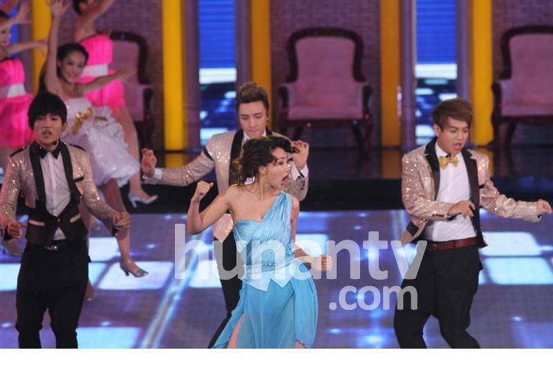 阿朵金鹰节梦露装搭档毕福剑热舞火辣抢眼