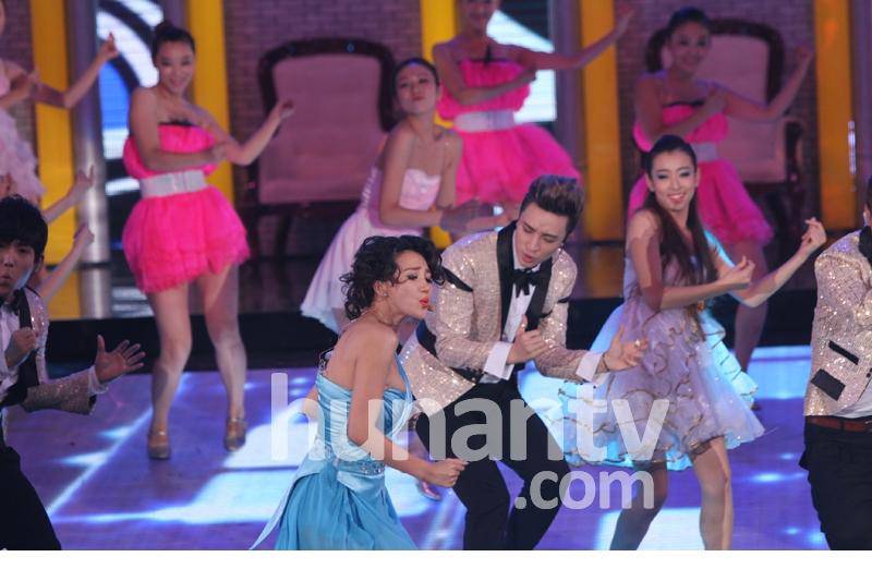 阿朵金鹰节梦露装搭档毕福剑热舞火辣抢眼