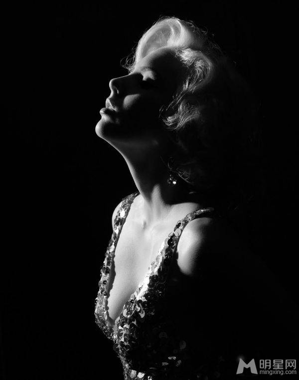 英国女演员艾玛·沃特森模仿梦露经典造型