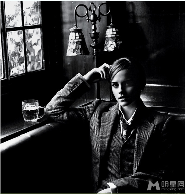 女神艾玛·沃特森彰显优雅时尚魅力