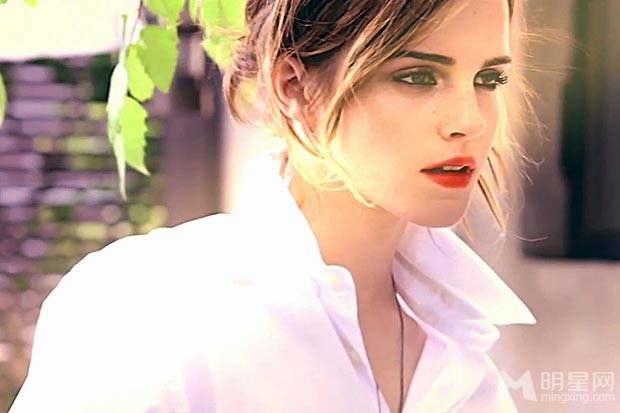 英国女演员艾玛·沃特森散发优雅女人味