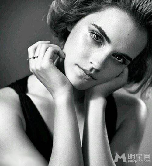 艾玛·沃特森裸露香肩美背撩人写真