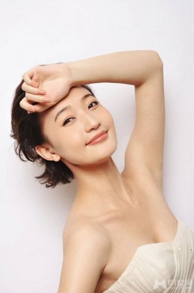 内地女演员阎娜白色短裙迷人魅影