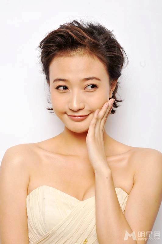 内地女演员阎娜白色短裙迷人魅影