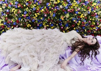 欧美明星莎拉·布莱曼长裙妩媚写真