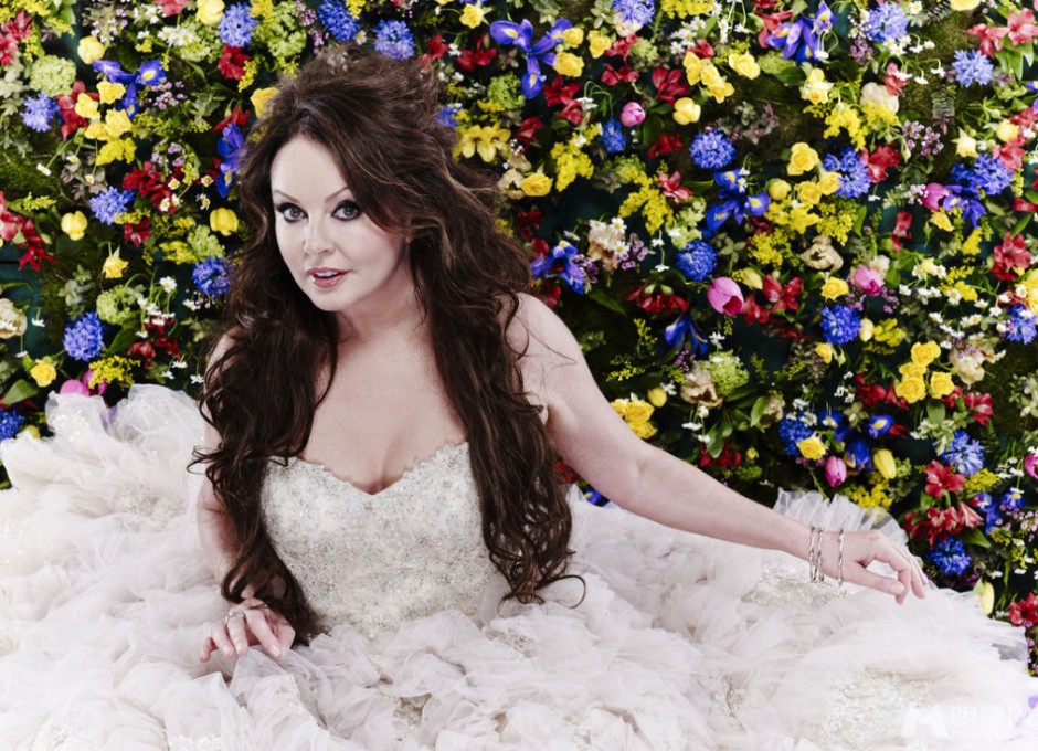 欧美明星莎拉·布莱曼长裙妩媚写真