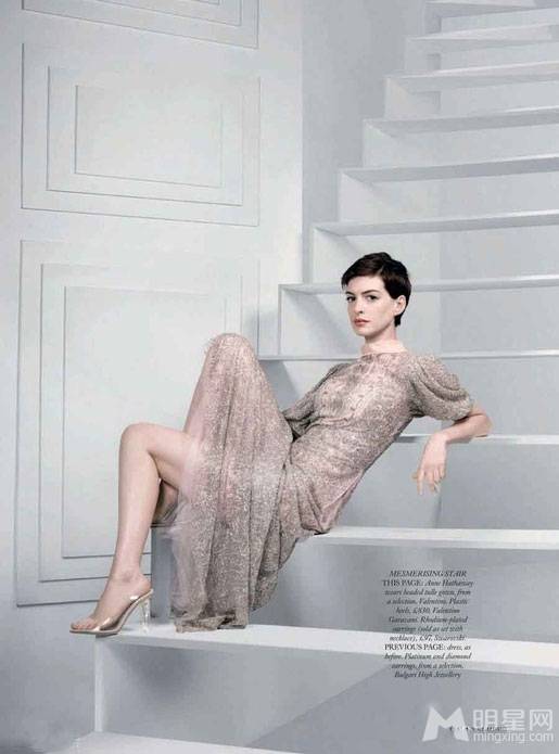 女神安妮·海瑟薇冷艳气质灰色系写真大片