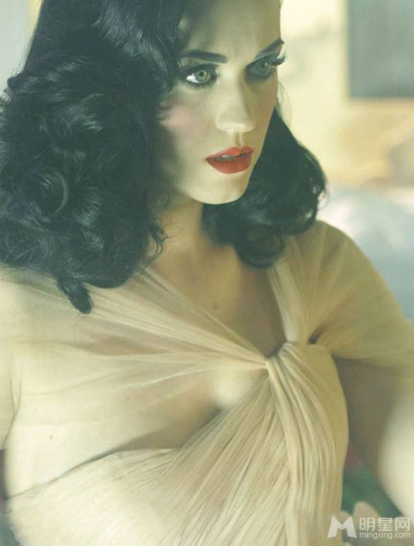 欧美明星凯蒂·佩里大秀性感香肩