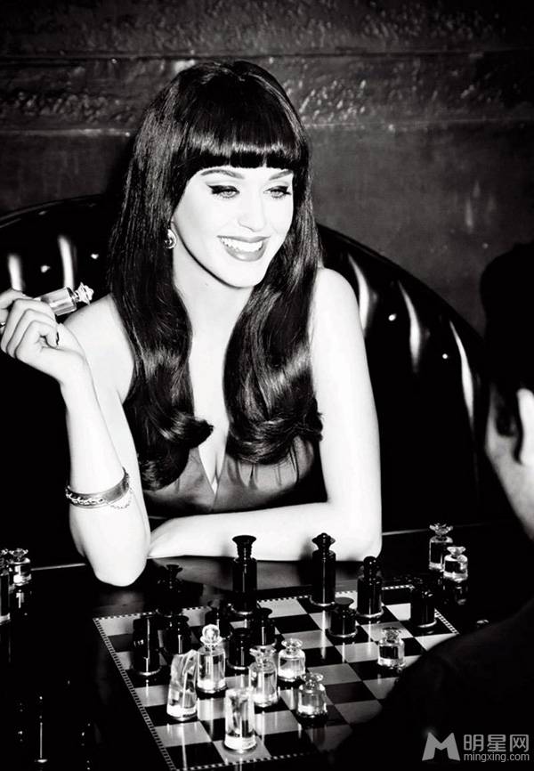 欧美明星凯蒂·佩里大秀性感香肩