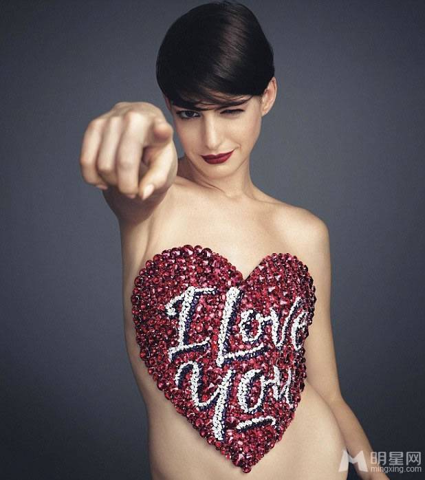 安妮·海瑟薇热辣红唇魅惑写真照