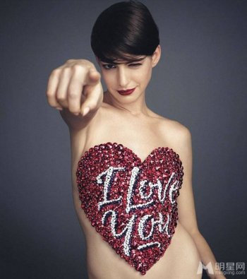 安妮·海瑟薇热辣红唇魅惑写真照