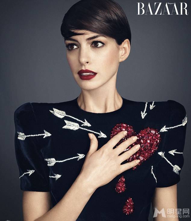 安妮·海瑟薇热辣红唇魅惑写真照