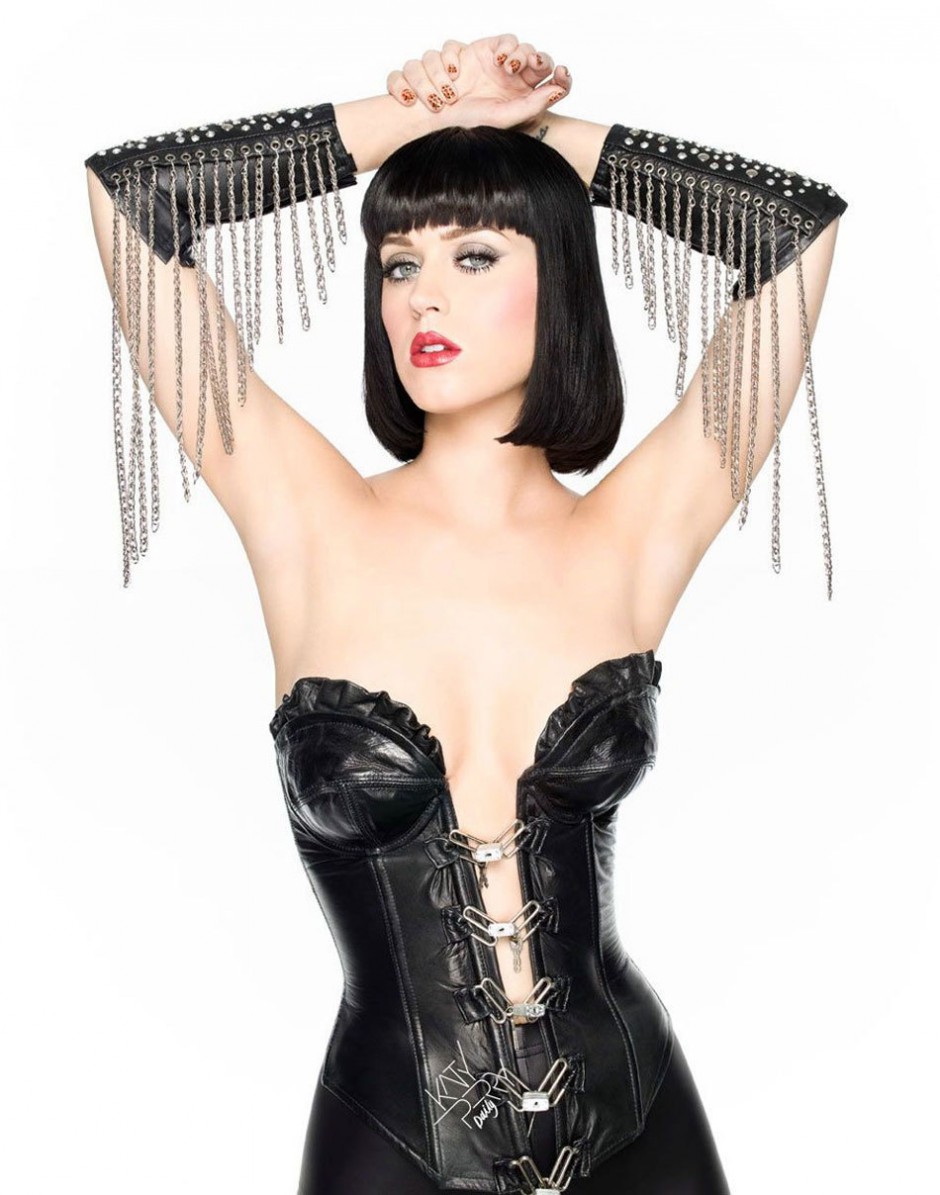 美国流行女歌手凯蒂·佩里黑色紧身衣秀迷人小蛮腰