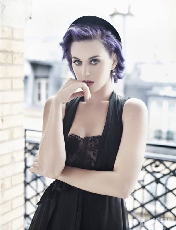 欧美明星凯蒂·佩里大秀性感香肩