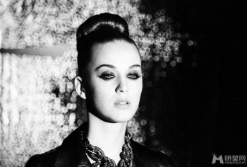 凯蒂·佩里尽显妖娆魅惑风情黑白写真