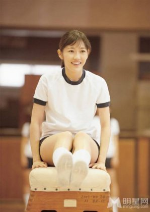 渡边麻友校园制服散发青春活力气息