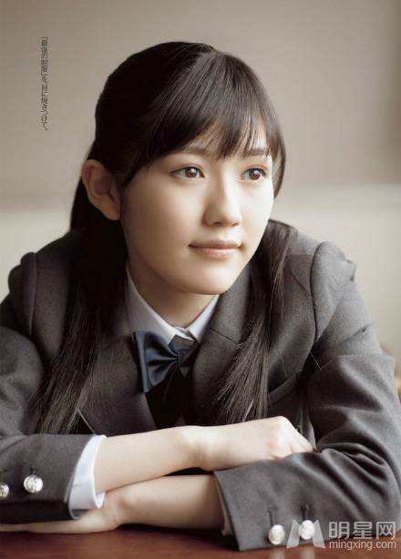 渡边麻友校园制服散发青春活力气息