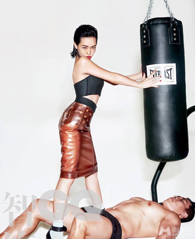 小S与肌肉男暧昧互动时尚写真大片