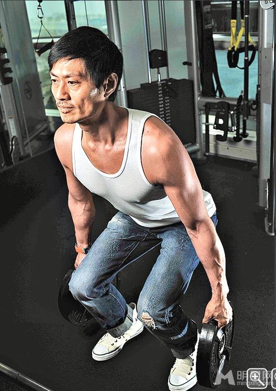 香港影视男演员黄德斌尽展肌肉男帅气十足