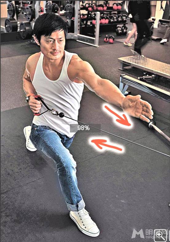 香港影视男演员黄德斌尽展肌肉男帅气十足